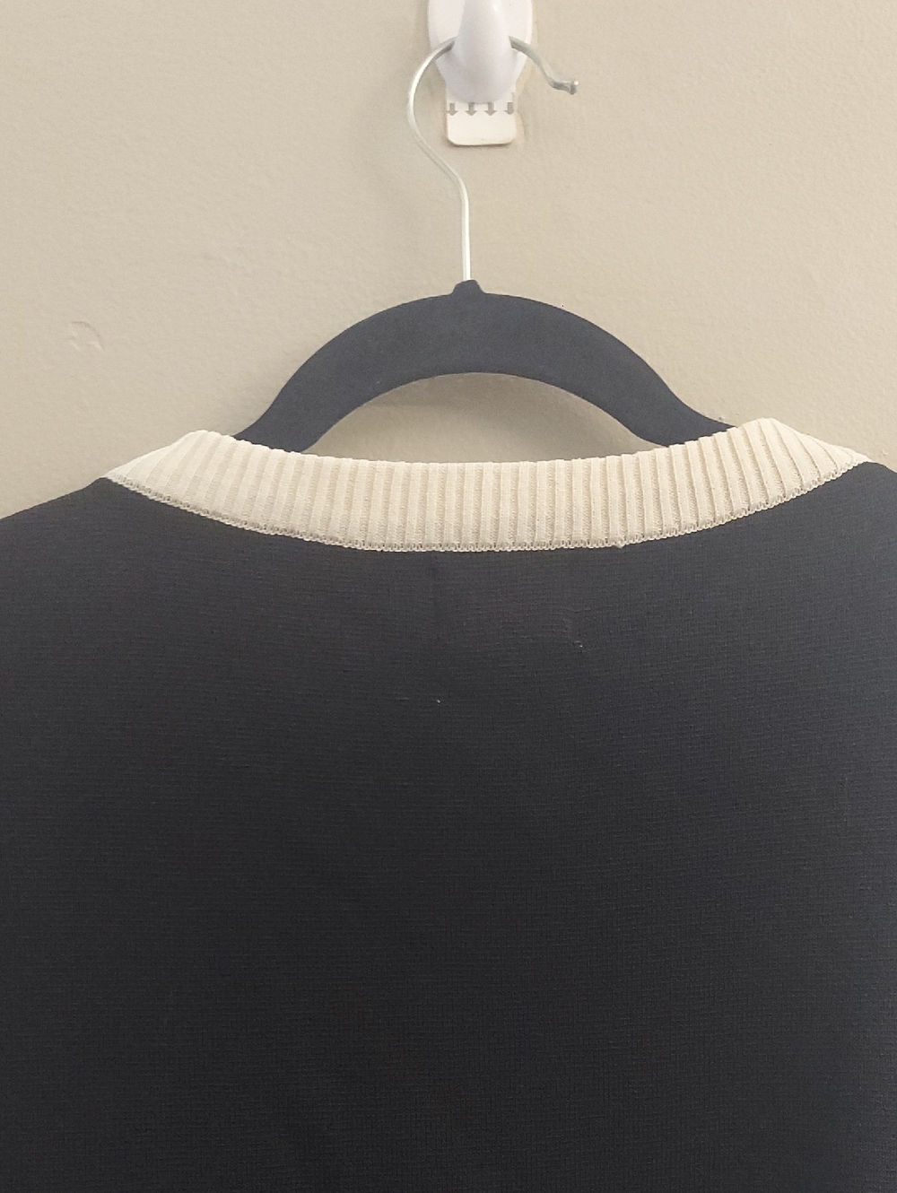 H&M Black and Cream Fine Knit Long Sleeve Crop Sweater With Gold Buttons New L - Picture 9 of 10